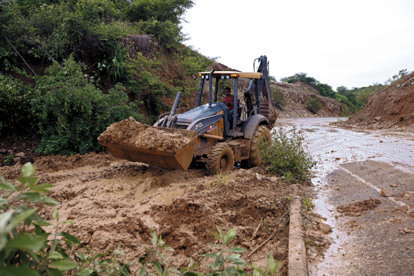 Al menos cinco mil personas incomunicadas dejan lluvias en Honduras