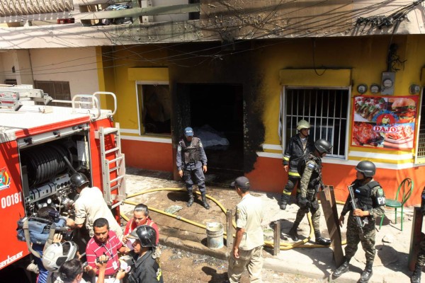 Pandilleros prenden fuego a negocio; fallece una persona