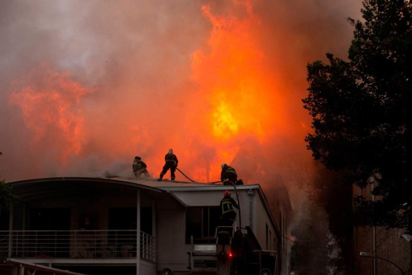 Incendios, saqueos y enfrentamientos en tercera protesta más intensa en Chile contra Piñera (FOTOS)
