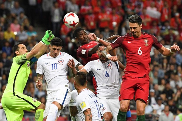 Video: ¡Indignante! Médicos celebran tanda de penales en el Chile vs Portugal en plena cirugía