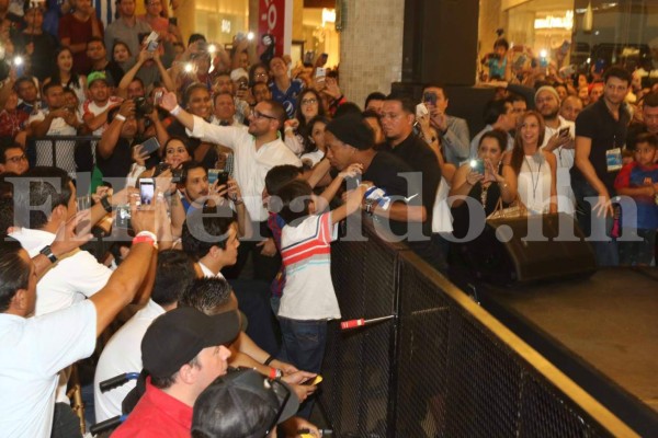 El niño hondureño que sorprendió a Ronaldinho en conferencia de prensa