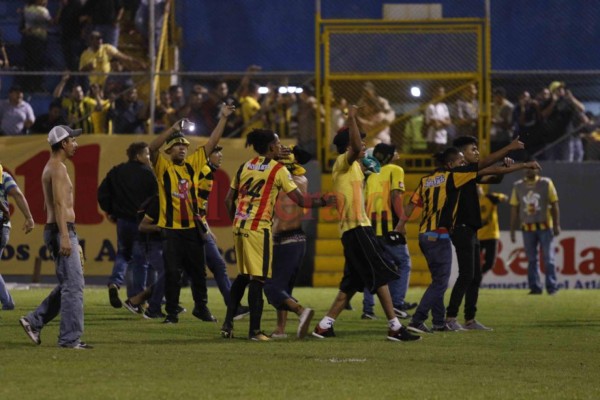 Las imágenes que no vio del ataque entre barras en la semifinal de fútbol hondureño