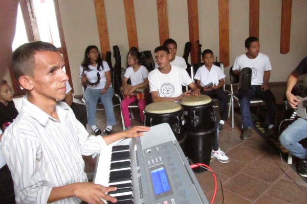 Discapacitados reciben educación musical gratuita
