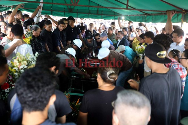 FOTOS: Dramática despedida al profesor Mario Morazán, asesinado en el Instituto Técnico Honduras