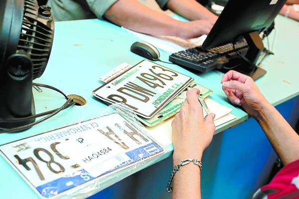 Entre junio y julio se entregarán las nuevas placas para vehículos