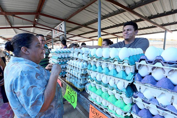 Un recorrido por la Feria del Agricultor y el Artesano