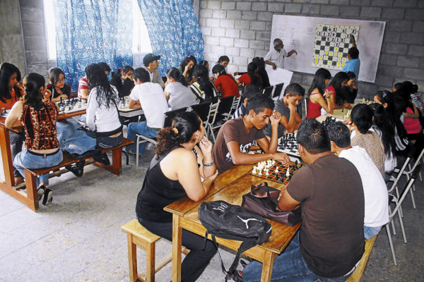 Universitarios de Danlí realizan torneo de ajedrez