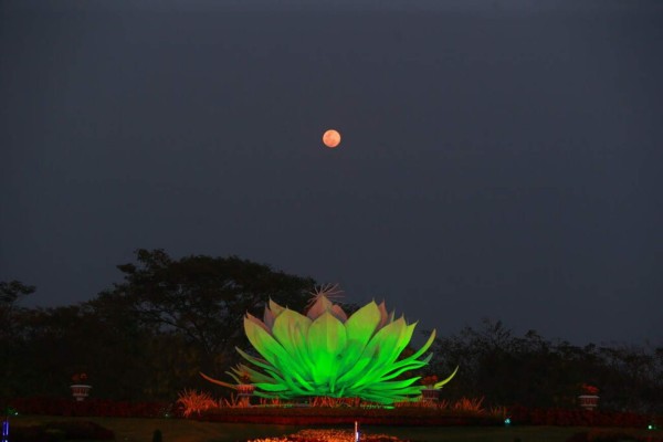 Las espectaculares imágenes que nos deja la Superluna rosa