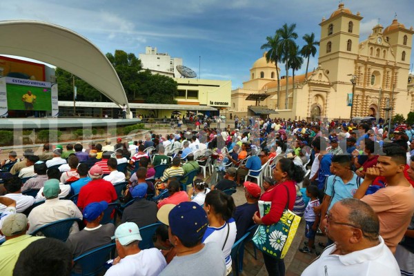 Capitalinos arman el ambiente en el parque Central por el partido de la 'H”