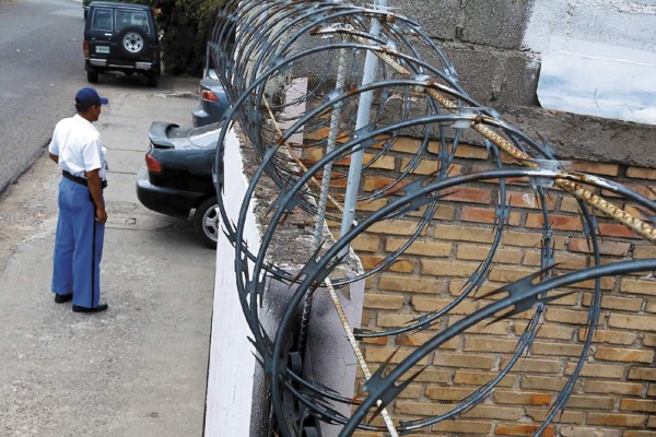 Al menos tres homicidios diarios en la capital