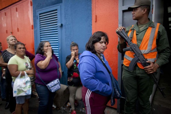 Venezolanos llenan sus despensas