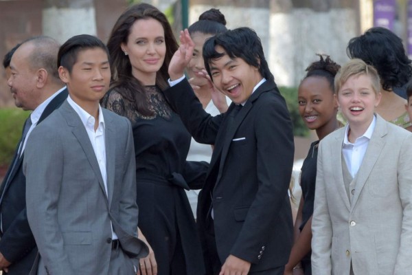 Angelina Jolie enseña a sus hijos a comer tarántulas y escorpiones