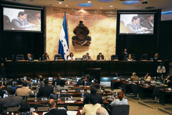 Lobo pide al Cohep no rechazar cobro del 1% al Impuesto sobre la Renta