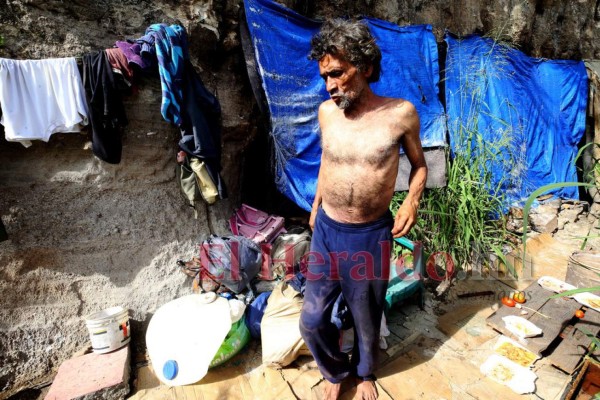 FOTOS: Una oscura y húmeda cueva, la 'casa' de un zapatero hondureño