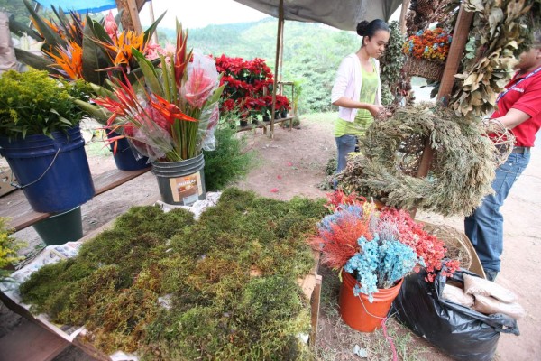 Auge comercial de adornos navideños en las salidas de Tegucigalpa