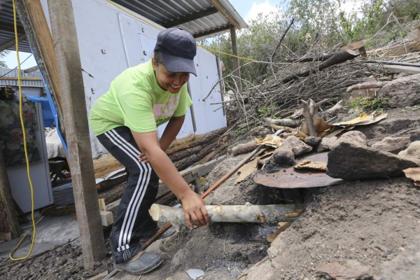 Bomberos de segunda compañía rescatan a familia del desamparo