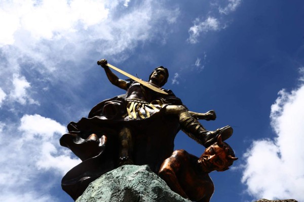 La batalla del arcángel se plasmó en una estatua en la Plaza Los Dolores.