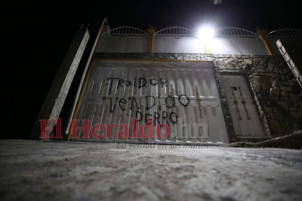 Vandalizan casa del diputado de Libre, Denis Chirinos: 'Traidor, vendido'