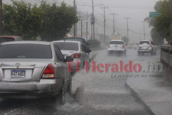 FOTOS: Lluvia sorprende a capitalinos y deja anegadas varias calles