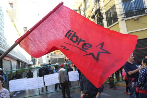 Libre y la Resistencia protestan en las afueras del Congreso