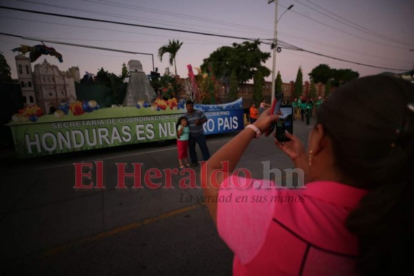 FOTOS: Colorido desfile de carrozas engalanó Tegucigalpa en época decembrina