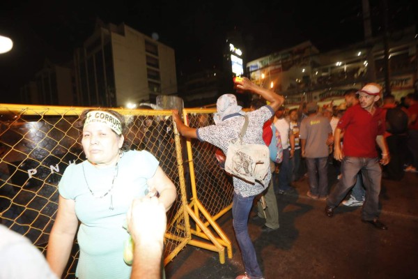 Marcha de las antorchas termina en vandalismo