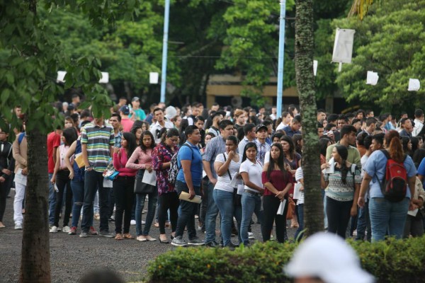 Cerca de 18,000 jóvenes llegan a la Universidad Nacional Autónoma de Honduras para realizar la Prueba de Aptitud Académica (PAA)
