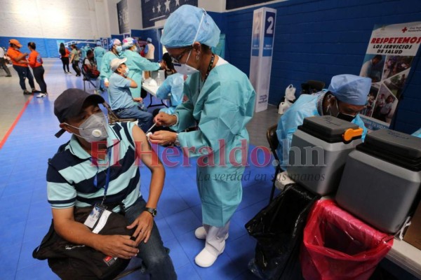 FOTOS: Tercer día consecutivo de inmensas filas por jornada de vacunación en la capital
