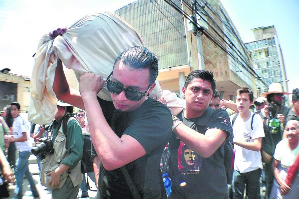 Obreros claman no más despidos en sector público