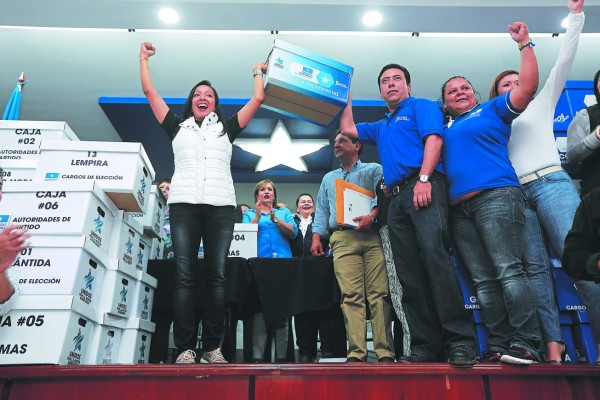 Honduras: Fiesta electoral en la entrega de planillas de los partidos políticos
