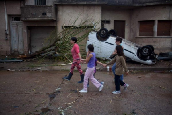 Uruguay: siete muertos y más de 2, 000 desplazados por temporal y tornado