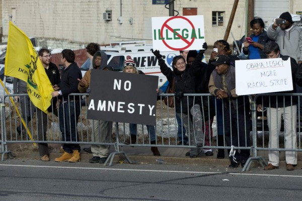 Obama pide a los inmigrantes registrarse para evitar deportaciones