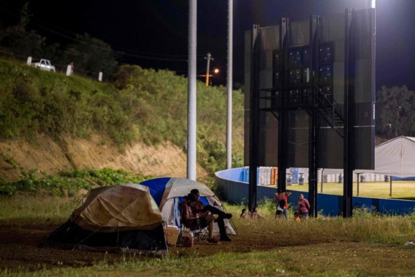 FOTOS: En la calle, afectados por devastadores sismos en Puerto Rico esperan ayuda