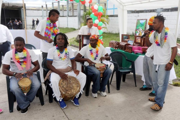 FOTOS: Reos exponen los productos elaborados con sus manos