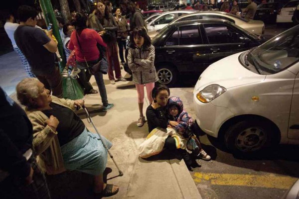 FOTOS: Tras fuerte temblor en México, las familias se abrazan nerviosas en las calles