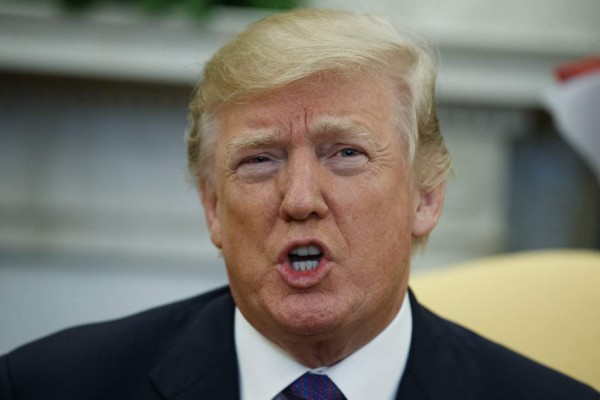 Trump se cubre de la lluvia mientras Melania y su hijo Barron se mojan (FOTOS)