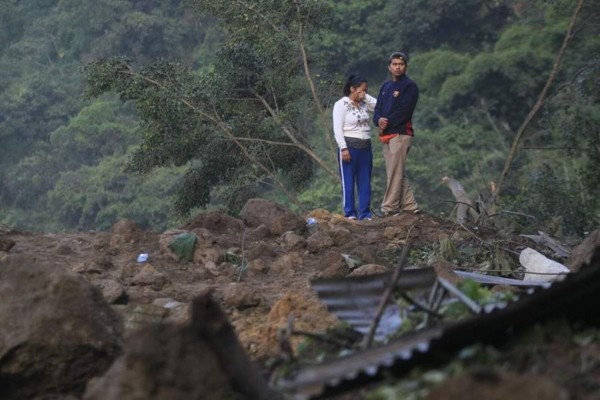 Recuperan cadáver de jovencita tras alud por lluvias en Guatemala