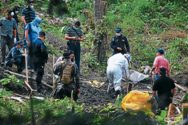 Exhuman primeros cuerpos en cementerio clandestino