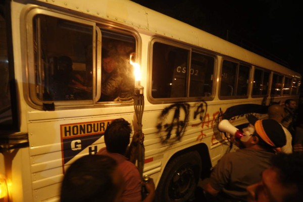 Marcha de las antorchas termina en vandalismo