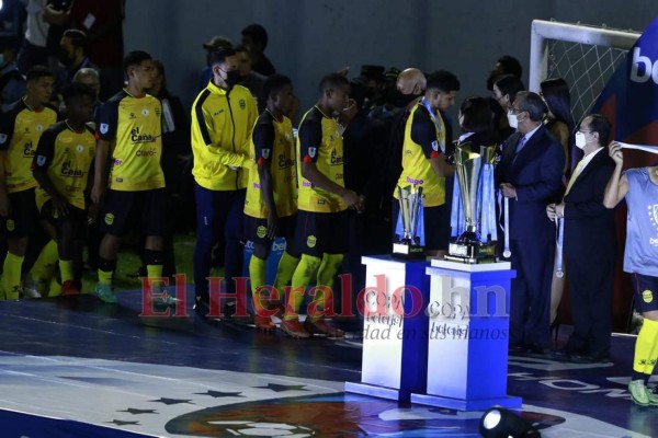 Tristeza y decepción en los rostros de los españolistas tras perder la final (FOTOS)