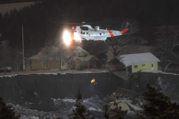 Luto, devastación e incertidumbre: El escenario tras mortífera avalancha en Noruega (FOTOS)