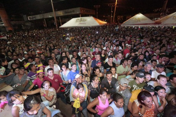 Tegucigalpa celebra hasta el amanecer