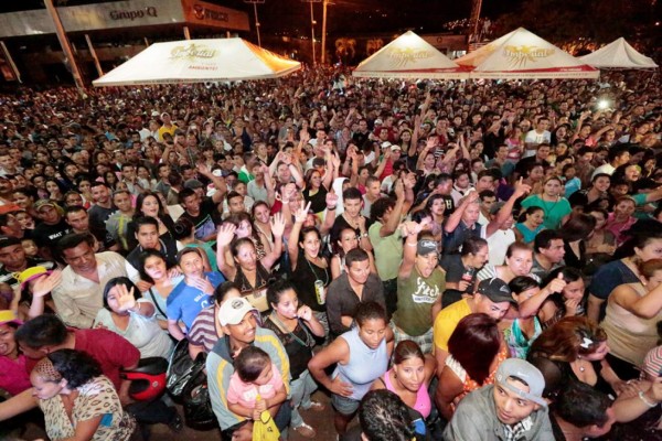 Tegucigalpa celebra hasta el amanecer