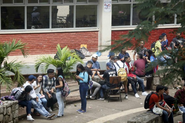 Plaza de las Cuatro Culturas de la UNAH se volvió un mercado