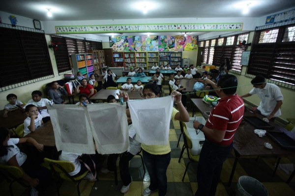 Alumnos aprenden a reciclar papel