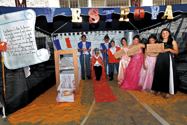 Estudiantes dramatizan el Himno Nacional