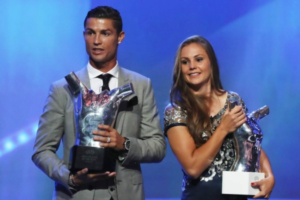 Cristiano Ronaldo se burla de Buffon en plena ceremonia de la UEFA y lo llama 'viejito'