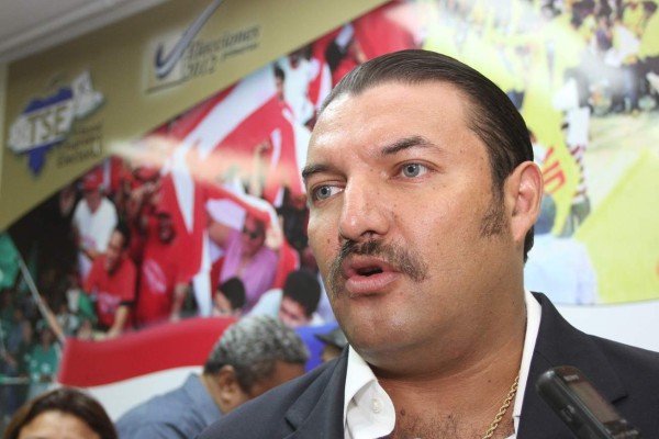 Esdrás Amado López se iría de Libre por presión