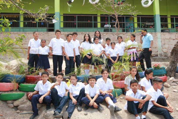 En coloridas maceteras de llantas siembran plantas en la Escuela Víctor F. Ardón