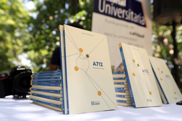 La poesía de Rommel Martínez fue galardonada